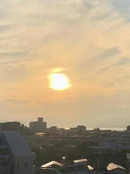 秋の澄んだ空 眩しい夕暮れ風景 秋の澄んだ空 眩しい夕暮れ風景の写真
