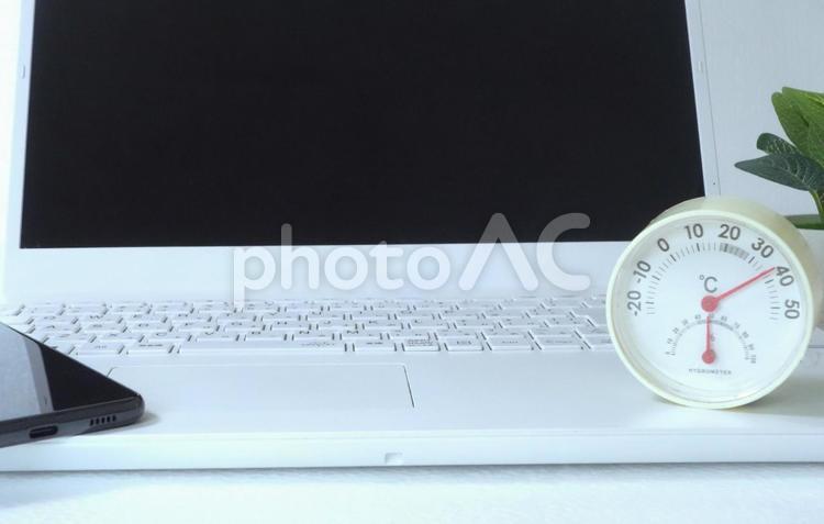 オフィスの温湿度計③ 温湿度計,パソコン,オフィスの写真素材