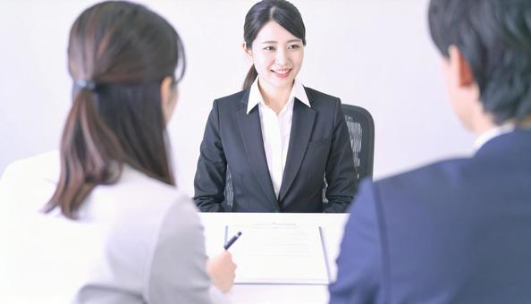 面接に臨む女性と面接官 面接に臨む女性と面接官の写真