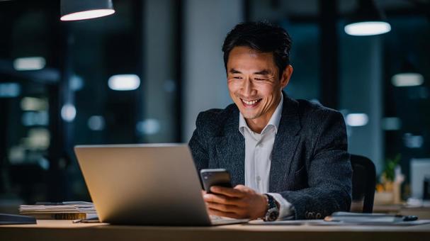 スマートフォンを操作するIT企業の男性2の写真