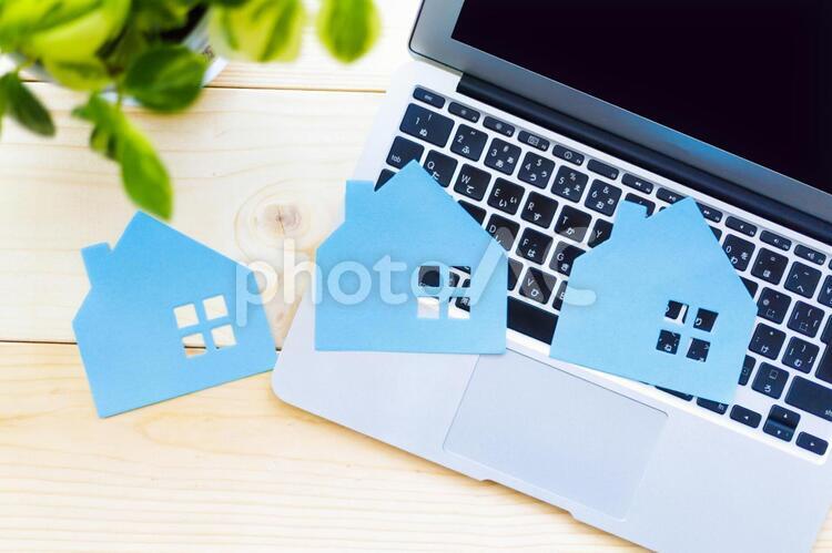 不動産イメージ パソコン,検索,調べるの写真素材