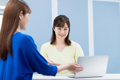 相談する若い女性 相談する若い女性 営業,相談,女性の写真素材