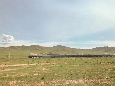 草原を走る列車(モンゴル) 草原を走る列車(モンゴル)の写真