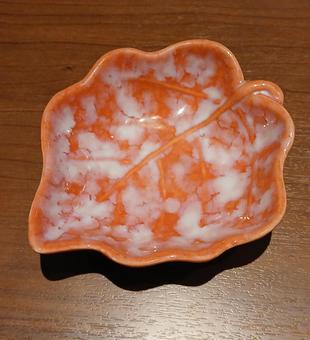 紅葉モチーフのお皿の写真