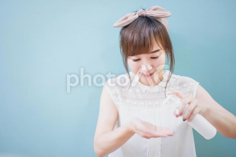 肌を保湿するためにスキンケアする女性 スキンケア,保湿,女性の写真素材