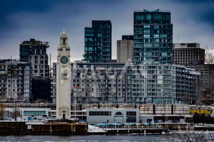 時計塔と高層ビル（モントリオール） モントリオール,時計塔,ビル群の写真素材