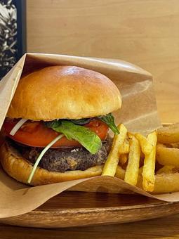 本格ハンバーガーとポテトフライとオニオン 本格ハンバーガーとポテトフライとオニオン ハンバーガー,牛肉,名物の写真素材