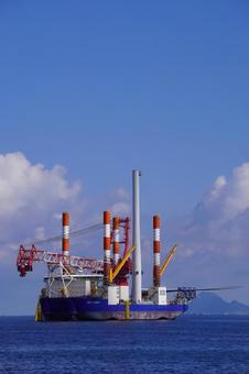 洋上風力発電機の設置工事の風景 洋上風力発電機の設置工事の風景 工事,風力発電機,エコの写真素材