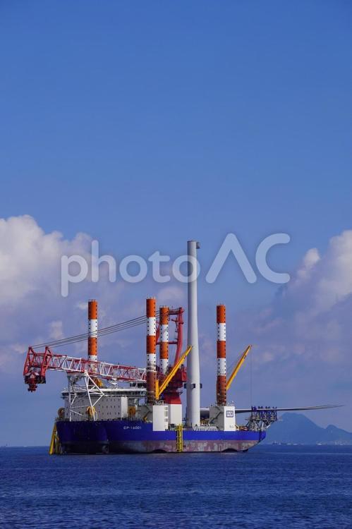 洋上風力発電機の設置工事の風景 工事,風力発電機,エコの写真素材