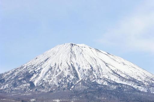 春の羊蹄山 春の羊蹄山の写真