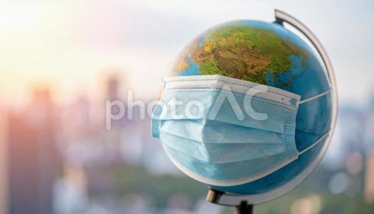 地球儀にマスク　緑と都市背景 地球,マスク,医療の写真素材
