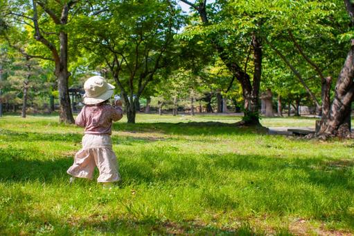 新緑の走る子供 新緑の走る子供の写真