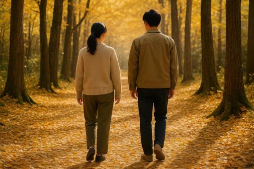 落ち葉道を歩く二人の背中 落ち葉道を歩く二人の背中の写真