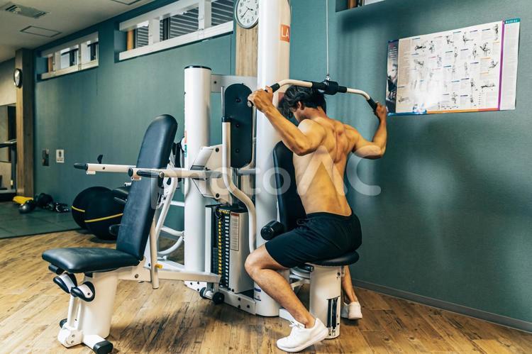 スポーツジムで背中を鍛える男性（全身） 背筋,筋トレ,男性の写真素材