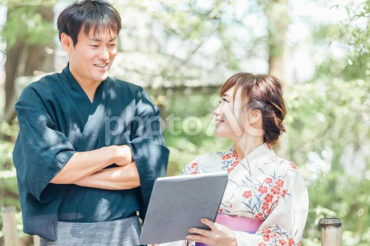 タブレットを使う浴衣姿の男女 浴衣,タブレット,タブレットpcの写真素材