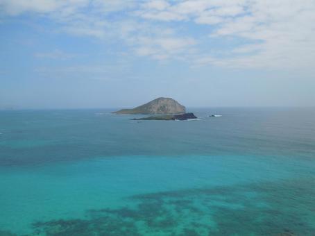 海に浮かぶ小島（ハワイ） 海,小島,ハワイの写真素材