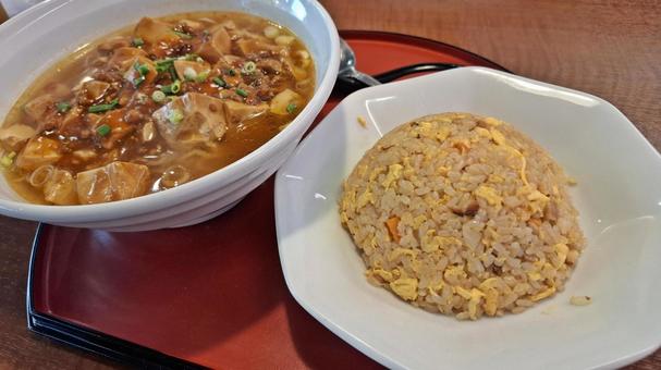 マーボー麺とチャーハンセット マーボー麺とチャーハンセット マーボー麺,麻婆麺,麻婆豆腐の写真素材