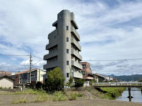 川沿いの古いアパート 川沿いの古いアパート 川沿い,郊外,イメージの写真素材