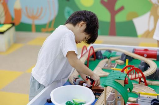 木のおもちゃで遊ぶ子供 木のおもちゃで遊ぶ子供 おもちゃ,子ども,男の子の写真素材