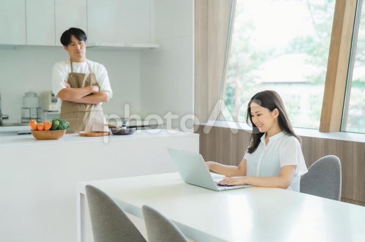 仕事する女性に怒る男性 ストレス,忙しい,怒るの写真素材