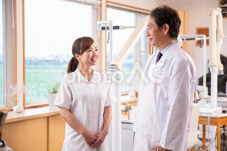 男性医師と看護師 歯医者,医者,ドクターの写真素材
