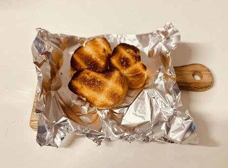 焦げたフランスパン 焦げたフランスパンの写真