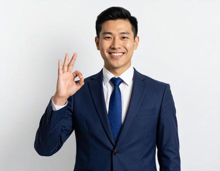 OK!のサインをする男性 OK!のサインをする男性の写真
