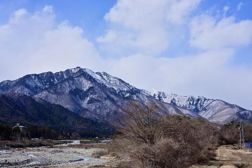 大町市風景~冠雪した山を眺める 大町市風景~冠雪した山を眺める 大町市,北アルプス,山岳の写真素材