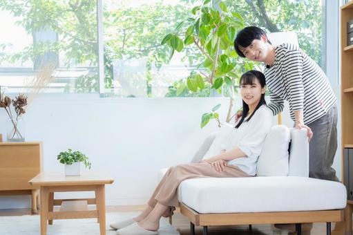 リビングでくつろぐ若いカップル リビングでくつろぐ若いカップル 夫婦,カップル,リビングの写真素材