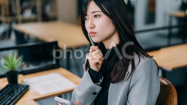 考えごとをする女性・ビジネスウーマン 女性,ビジネス,考えるの写真素材