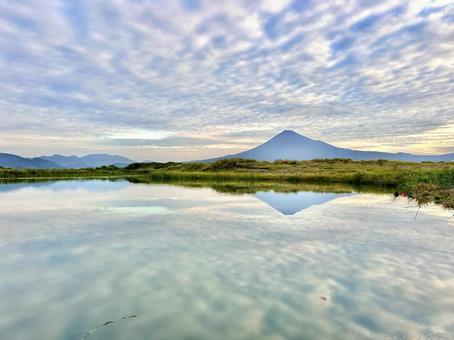 富士川に映る空と雲と富士山の写真