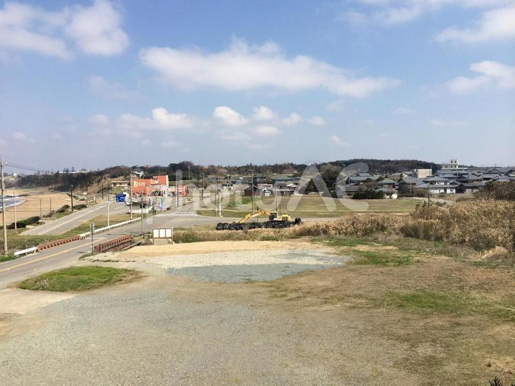 早朝の日本海の海水浴場とのどかな港町風景 浜地海水浴場,海水浴場,福井県道7号の写真素材