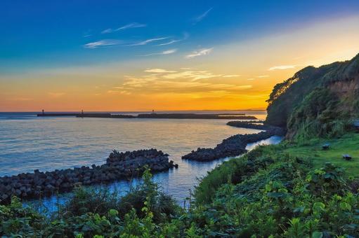 朝焼けの港、穏やかなる海の風景 朝焼けの港、穏やかなる海の風景 海,海岸,空の写真素材