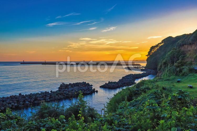 朝焼けの港、穏やかなる海の風景 海,海岸,空の写真素材