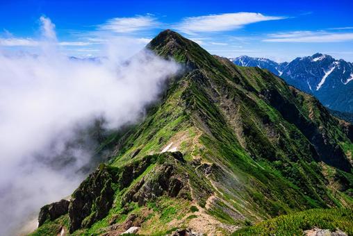 北アルプスの後立山連峰の鹿島槍ヶ岳 北アルプスの後立山連峰の鹿島槍ヶ岳の写真