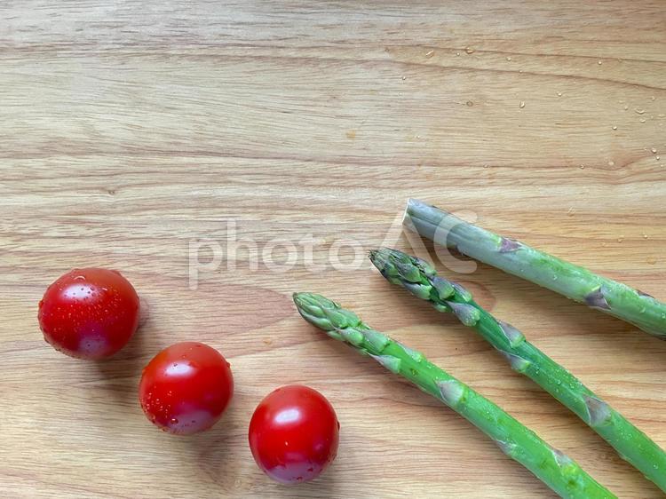 まな板の上のミニトマトとアスパラ 野菜,ミニトマト,プチトマトの写真素材
