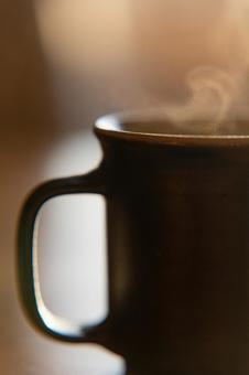 マグカップと立ちのぼる湯気_縦 コーヒー,ホットコーヒー,珈琲の写真素材