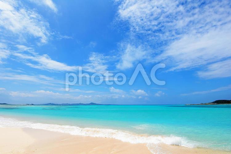 沖縄の美しい海とさわやかな空 沖縄,海,自然の写真素材