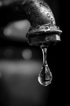 水が垂れそうな蛇口 水が垂れそうな蛇口の写真