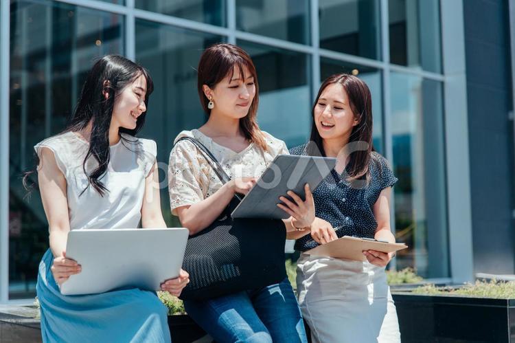 友達とキャンパスで勉強する女子大生 大学生,キャンパスライフ,大学の写真素材