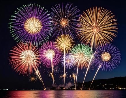 夜空に大きく咲いたカラフルな花火 夜空に大きく咲いたカラフルな花火の写真