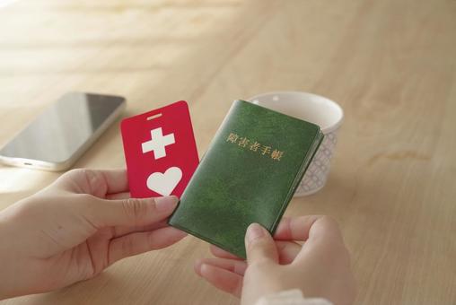 障害者手帳を見つめる女性 障害者手帳を見つめる女性 障害者手帳,障害者,手帳の写真素材