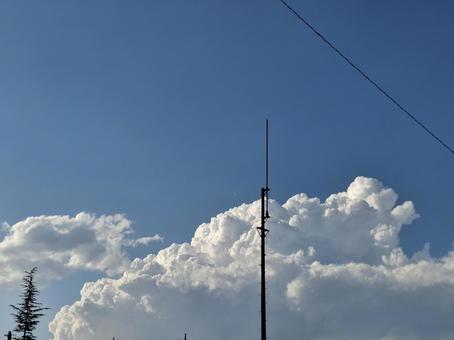 巷からの空〜8月〜➁ 20250808 巷からの空〜8月〜➁ 20250808 巷,住宅街,空の写真素材