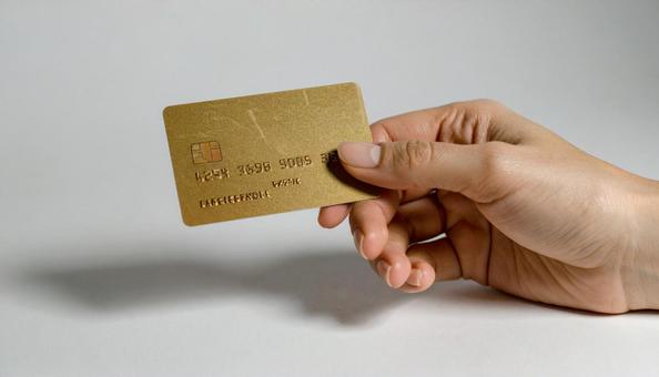 クレジットカードを持つ女性の手 クレジットカードを持つ女性の手の写真