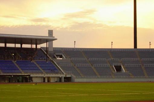 夕暮れの陸上競技場 夕暮れの陸上競技場 スタジアム,陸上競技場,観客席の写真素材