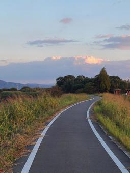 曲がりくねった道 曲がりくねった道 道,堤防,夕暮れの写真素材