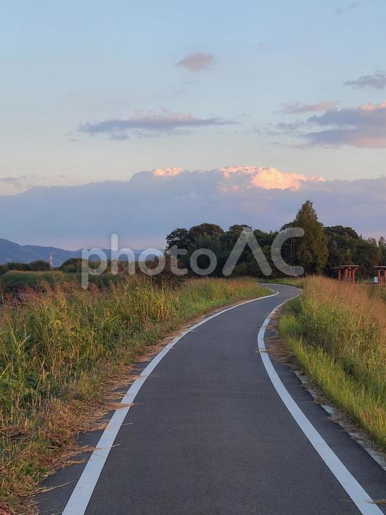 曲がりくねった道 道,堤防,夕暮れの写真素材