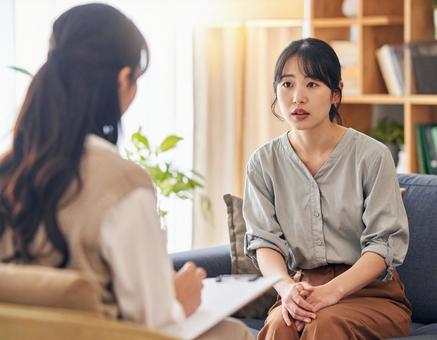 カウンセリングで受ける女性の写真