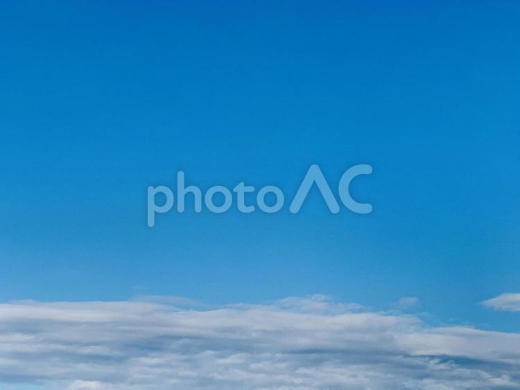 青空　空　雲　晴天　晴れ　背景　風景　スペース 青空,空,雲の写真素材