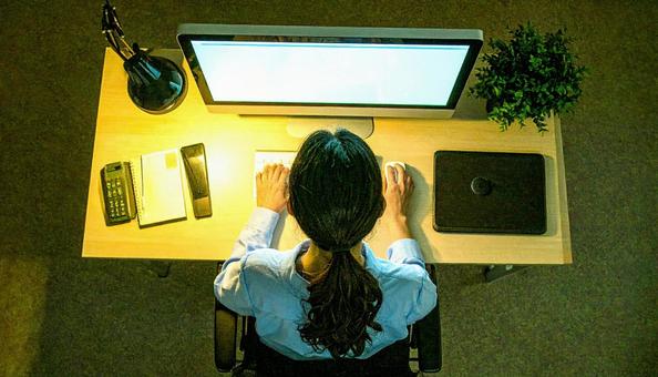 PC仕事をする日本人女性 PC仕事をする日本人女性の写真